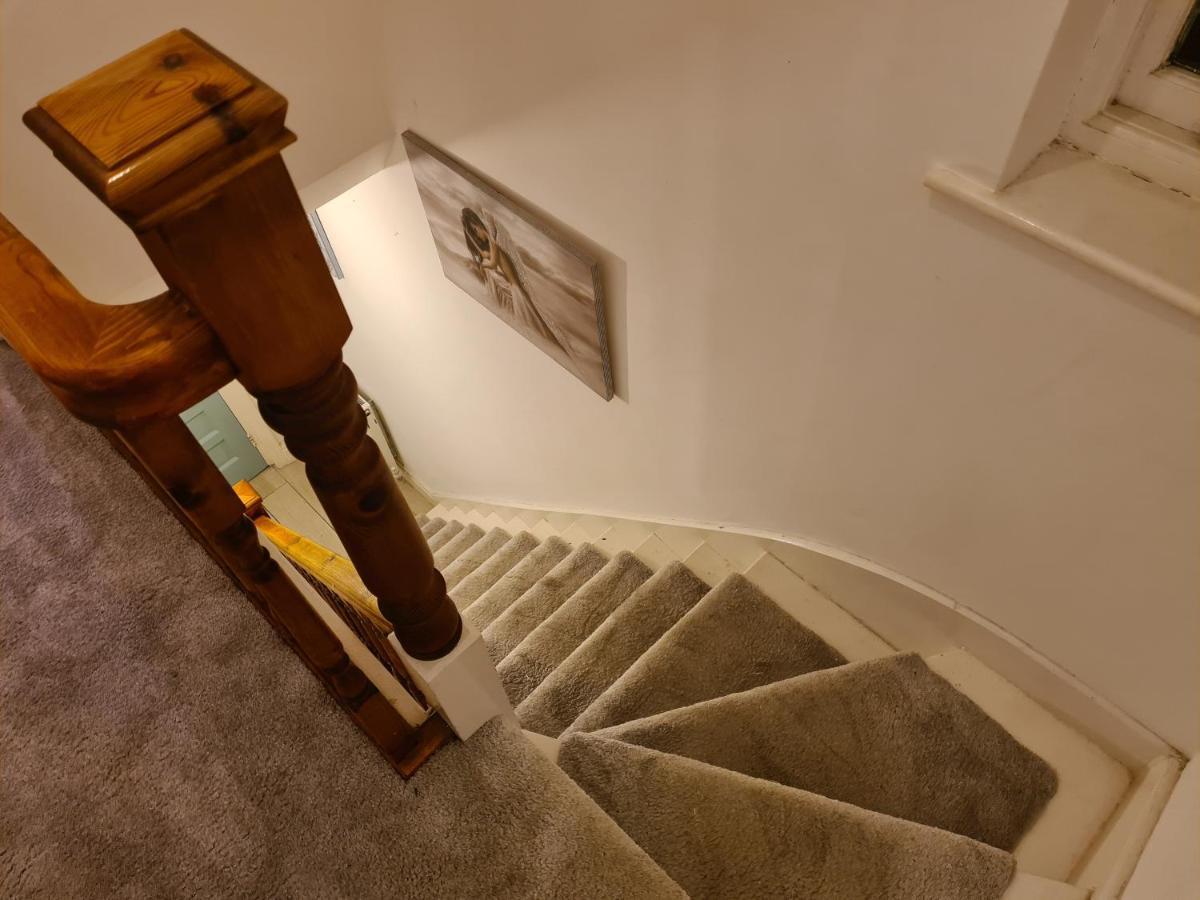 L & J Escapes- 4 Bedrooms Suitable For Contractors And Families- Large Private Parking-10 Minutes To M6 Junction 9 Coseley المظهر الخارجي الصورة