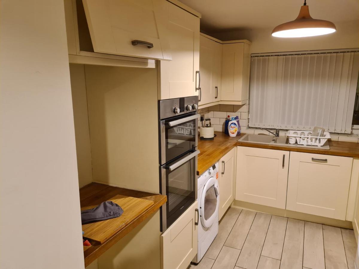 L & J Escapes- 4 Bedrooms Suitable For Contractors And Families- Large Private Parking-10 Minutes To M6 Junction 9 Coseley المظهر الخارجي الصورة