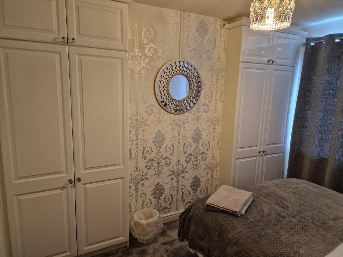 L & J Escapes- 4 Bedrooms Suitable For Contractors And Families- Large Private Parking-10 Minutes To M6 Junction 9 Coseley المظهر الخارجي الصورة